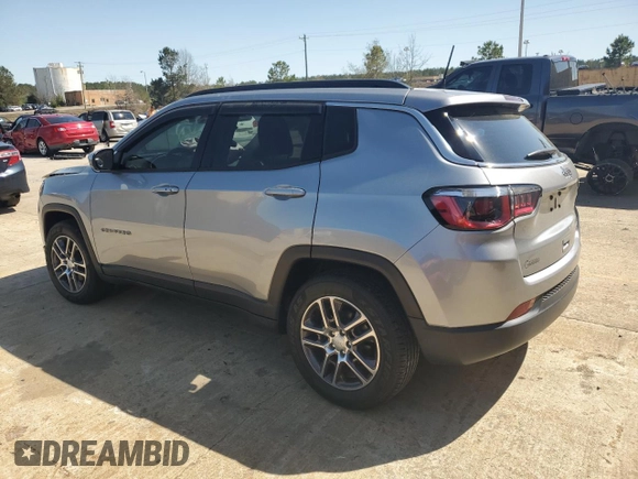 2020 Jeep Compass Latitude z VIN 3C4NJCBBXLT205996, wystawiony jako Copart lot #50507825 z przebiegiem Nie podano mil oraz Szkoda całkowita • Salvage title. Historia ofert i sprzedaży dostępna na DreamBid. Obrazek 2.