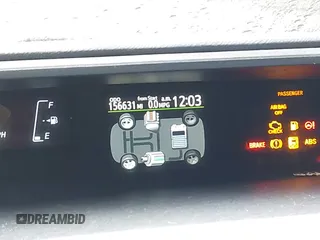 2015 Toyota Prius One z VIN JTDKDTB30F1101631, wystawiony jako IAAI lot #42331068 z przebiegiem 156 631 mil mil oraz . Historia ofert i sprzedaży dostępna na DreamBid. Obrazek 7.