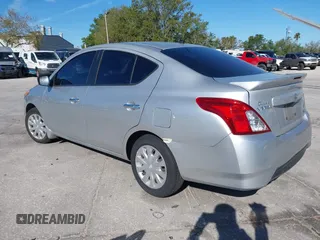 2016 Nissan Versa S z VIN 3N1CN7AP6GL837760, wystawiony jako IAAI lot #41843687 z przebiegiem 233 658 mil mil oraz . Historia ofert i sprzedaży dostępna na DreamBid. Obrazek 3.