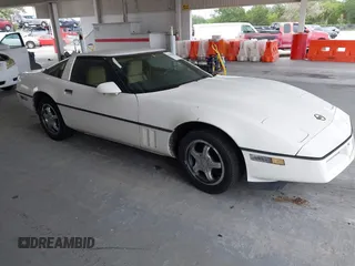 1984 Chevrolet Corvette z VIN 1G1AY0781E5139727, wystawiony jako IAAI lot #42446600 z przebiegiem 84 662 mil mil oraz . Historia ofert i sprzedaży dostępna na DreamBid. Obrazek 1.