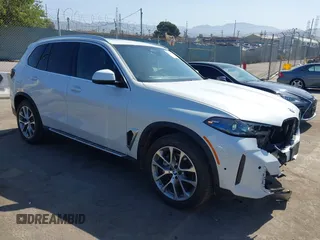 2025 BMW X5 xDrive40i z VIN 5UX23EU03S9Z14103, wystawiony jako IAAI lot #42519767 z przebiegiem 2 983 mil mil oraz . Historia ofert i sprzedaży dostępna na DreamBid. Obrazek 1.