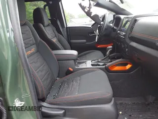 2024 Nissan Frontier SV z VIN 1N6ED1EK5RN660090, wystawiony jako IAAI lot #42258836 z przebiegiem 7 358 mil mil oraz . Historia ofert i sprzedaży dostępna na DreamBid. Obrazek 5.