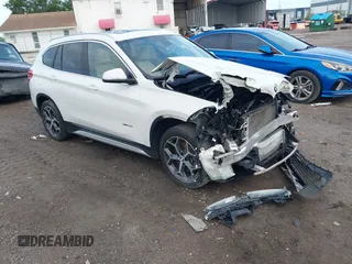 2018 BMW X1 xDrive28i z VIN WBXHT3C33J5K30625, wystawiony jako IAAI lot #42422975 z przebiegiem 99 076 mil mil oraz . Historia ofert i sprzedaży dostępna na DreamBid. Obrazek 1.