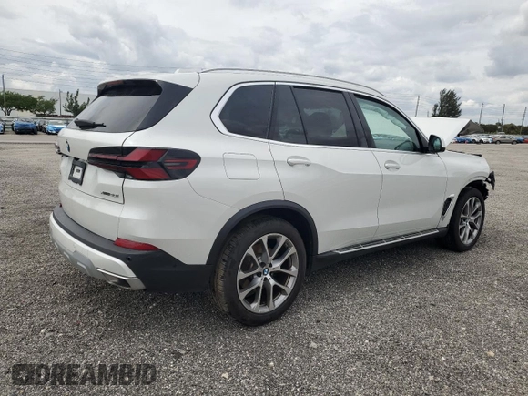 2024 BMW X5 xDrive40i z VIN 5UX23EU04R9T59544, wystawiony jako Copart lot #48216655 z przebiegiem 23 706 mil mil oraz Tytuł czysty. Historia ofert i sprzedaży dostępna na DreamBid. Obrazek 3.