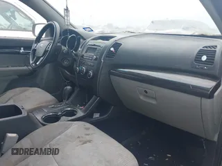 2012 Kia Sorento LX z VIN 5XYKT3A18CG201670, wystawiony jako IAAI lot #42305664 z przebiegiem 192 170 mil mil oraz . Historia ofert i sprzedaży dostępna na DreamBid. Obrazek 5.