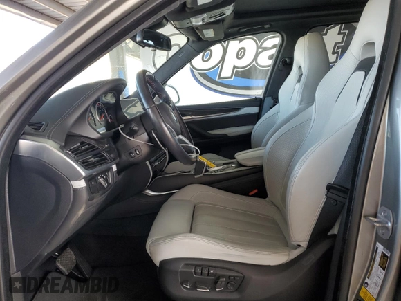 2018 BMW X5 M z VIN 5YMKT6C56J0Y83685, wystawiony jako Copart lot #55342035 z przebiegiem 56 136 mil mil oraz Szkoda całkowita • Salvage title. Historia ofert i sprzedaży dostępna na DreamBid. Obrazek 7.
