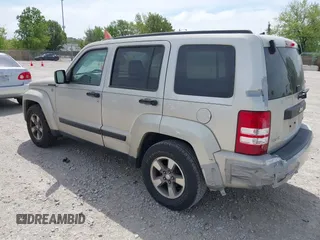 2008 Jeep Liberty Sport z VIN 1J8GN28K68W240382, wystawiony jako IAAI lot #42298960 z przebiegiem 111 480 mil mil oraz . Historia ofert i sprzedaży dostępna na DreamBid. Obrazek 3.