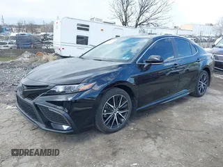 2023 Toyota Camry SE z VIN 4T1G11BK4PU096200, wystawiony jako IAAI lot #41888416 z przebiegiem 25 072 mil mil oraz . Historia ofert i sprzedaży dostępna na DreamBid. Obrazek 2.
