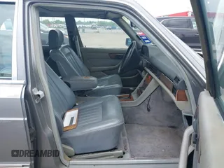 1987 Mercedes-Benz 300 SDL z VIN WDBCB25D6HA329689, wystawiony jako IAAI lot #42438703 z przebiegiem 237 677 mil mil oraz . Historia ofert i sprzedaży dostępna na DreamBid. Obrazek 5.