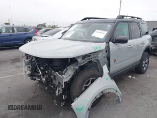 2022 Ford Bronco Sport Badlands z VIN 3FMCR9D90NRD59108, wystawiony jako IAAI lot #42188624 z przebiegiem 36 965 mil mil oraz . Historia ofert i sprzedaży dostępna na DreamBid. Obrazek 2.