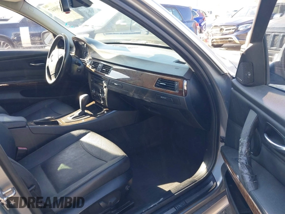 2011 BMW 3 Series 335i xDrive с VIN WBAPL5C54BA916829, выставлен на аукционе IAAI как лот 41760447 с пробегом 133 057 миль миль и . История ставок и продаж доступна на DreamBid. Изображение 5.