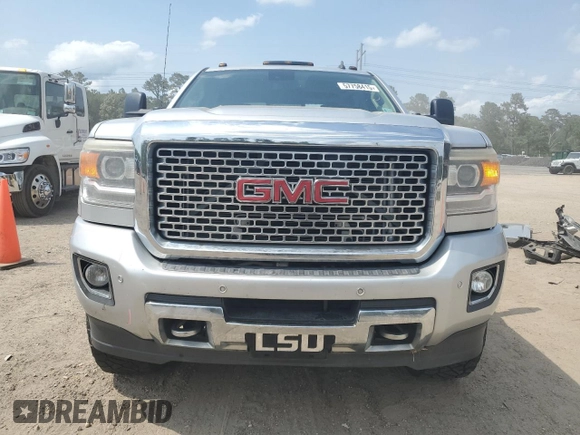 2015 GMC Sierra 2500HD Denali z VIN 1GT120E84FF118006, wystawiony jako Copart lot #57758415 z przebiegiem 190 147 mil mil oraz Szkoda całkowita • Salvage title. Historia ofert i sprzedaży dostępna na DreamBid. Obrazek 5.