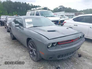 2018 Dodge Challenger SXT z VIN 2C3CDZAG0JH132520, wystawiony jako IAAI lot #42139592 z przebiegiem 142 838 mil mil oraz . Historia ofert i sprzedaży dostępna na DreamBid. Obrazek 1.
