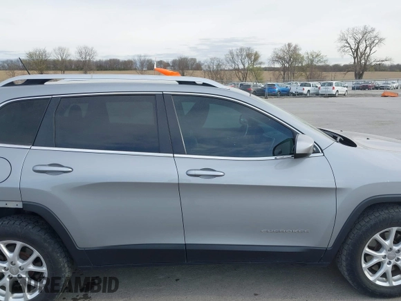 2014 Jeep Cherokee Latitude z VIN 1C4PJMCS8EW230213, wystawiony jako IAAI lot #42011183 z przebiegiem 133 299 mil mil oraz . Historia ofert i sprzedaży dostępna na DreamBid. Obrazek 14.