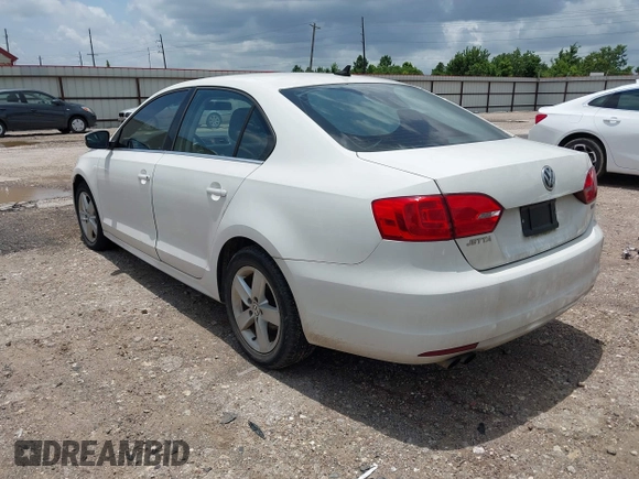 2014 Volkswagen Jetta TDI w/Premium/Nav z VIN 3VWLL7AJ4EM366694, wystawiony jako IAAI lot #42525154 z przebiegiem 89 056 mil mil oraz . Historia ofert i sprzedaży dostępna na DreamBid. Obrazek 3.
