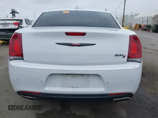 2022 Chrysler 300 S z VIN 2C3CCABG0NH190751, wystawiony jako IAAI lot #41782941 z przebiegiem Nie podano mil oraz . Historia ofert i sprzedaży dostępna na DreamBid. Obrazek 16.