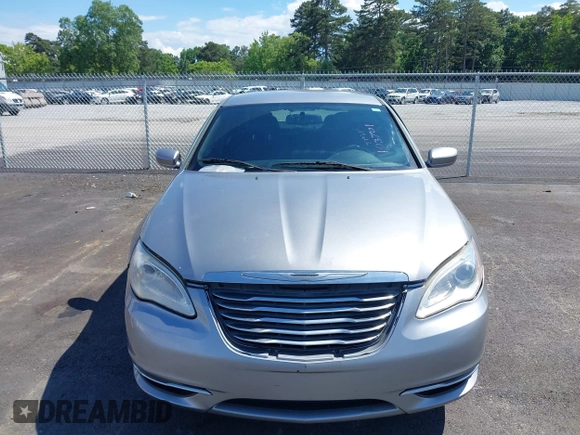 2014 Chrysler 200 LX z VIN 1C3CCBAG3EN103701, wystawiony jako IAAI lot #42269347 z przebiegiem 180 790 mil mil oraz . Historia ofert i sprzedaży dostępna na DreamBid. Obrazek 6.