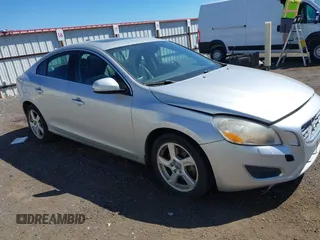 2012 Volvo S60 T5 z VIN YV1622FS2C2124721, wystawiony jako IAAI lot #42325173 z przebiegiem 110 325 mil mil oraz . Historia ofert i sprzedaży dostępna na DreamBid. Obrazek 1.