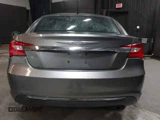 2013 Chrysler 200 Touring z VIN 1C3CCBBB2DN632705, wystawiony jako IAAI lot #42342703 z przebiegiem 40 314 mil mil oraz . Historia ofert i sprzedaży dostępna na DreamBid. Obrazek 16.