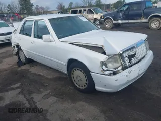1988 Mercedes-Benz 300 with VIN WDBEA30D1JA575693, listed as a IAAI auction lot 41869752 with 194,340 mi miles. Bid and sale history available at carsss.com. Image 1.