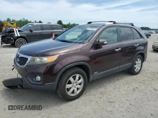 2012 Kia Sorento LX z VIN 5XYKTCA62CG203023, wystawiony jako Copart lot #56780545 z przebiegiem 215 225 mil mil oraz Szkoda całkowita • Salvage title. Historia ofert i sprzedaży dostępna na DreamBid. Obrazek 1.