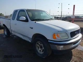 1997 Ford F-150 z VIN 1FTDX1764VKD75771, wystawiony jako IAAI lot #41893218 z przebiegiem 125 329 mil mil oraz . Historia ofert i sprzedaży dostępna na DreamBid. Obrazek 1.