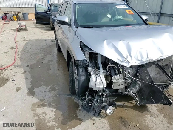 2017 Toyota Highlander XLE with VIN 5TDJZRFH2HS484001, listed as a Copart auction lot 49494205 with 0 mi miles and Non Repairable. Bid and sale history available at carsss.com. Image 14.