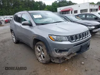 2019 Jeep Compass Latitude z VIN 3C4NJDBB0KT850712, wystawiony jako IAAI lot #42392007 z przebiegiem 152 282 mil mil oraz . Historia ofert i sprzedaży dostępna na DreamBid. Obrazek 1.