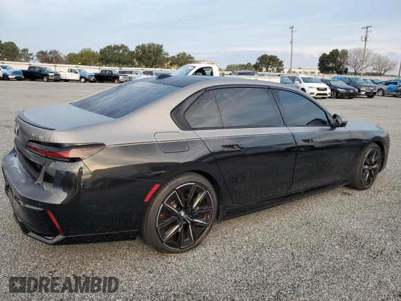 2023 BMW i7 xDrive60 z VIN WBY53EJ02PCL65182, wystawiony jako Copart lot #75177134 z przebiegiem 14 777 mil mil oraz Nie do naprawy. Historia ofert i sprzedaży dostępna na DreamBid. Obrazek 3.