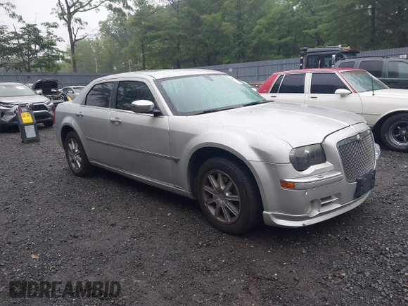 2007 Chrysler 300 C z VIN 2C3LK63H17H681761, wystawiony jako IAAI lot #42504261 z przebiegiem 134 696 mil mil oraz . Historia ofert i sprzedaży dostępna na DreamBid. Obrazek 1.