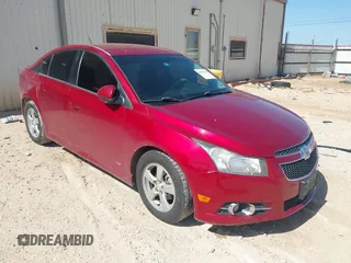 2014 Chevrolet Cruze 1LT z VIN 1G1PC5SB3E7237641, wystawiony jako IAAI lot #41991370 z przebiegiem 106 674 mil mil oraz . Historia ofert i sprzedaży dostępna na DreamBid. Obrazek 1.