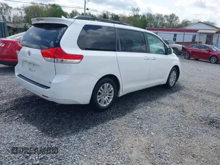 2011 Toyota Sienna XLE AAS z VIN 5TDYK3DC6BS172939, wystawiony jako IAAI lot #42111002 z przebiegiem 172 160 mil mil oraz . Historia ofert i sprzedaży dostępna na DreamBid. Obrazek 4.