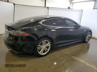 2014 Tesla Model S 60 z VIN 5YJSA1H13EFP52938, wystawiony jako Copart lot #56050055 z przebiegiem 125 376 mil mil oraz Czysty tytuł • Clean title. Historia ofert i sprzedaży dostępna na DreamBid. Obrazek 3.
