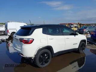 2019 Jeep Compass Altitude z VIN 3C4NJCBB3KT637375, wystawiony jako IAAI lot #42408775 z przebiegiem 114 977 mil mil oraz . Historia ofert i sprzedaży dostępna na DreamBid. Obrazek 4.