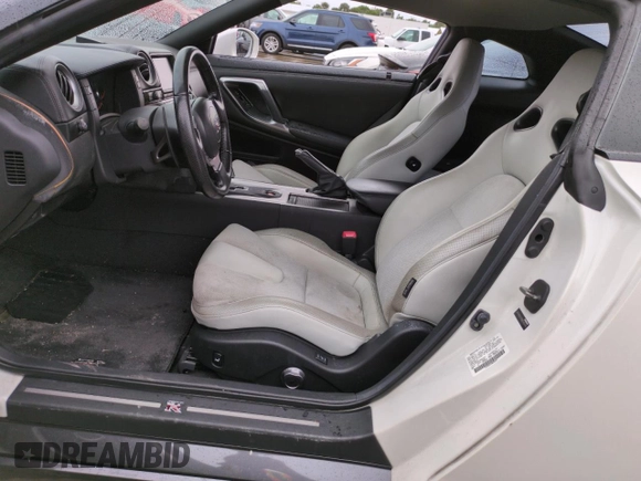 2011 Nissan GT-R Premium z VIN JN1AR5EF6BM240043, wystawiony jako Copart lot #74925154 z przebiegiem Nie podano mil oraz Szkody całkowita. Historia ofert i sprzedaży dostępna na DreamBid. Obrazek 7.