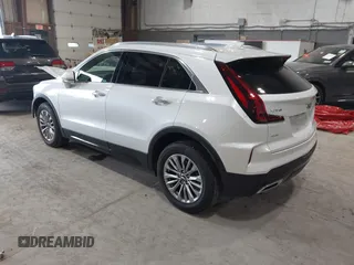2024 Cadillac XT4 AWD Premium Luxury z VIN 1GYFZDR47RF206465, wystawiony jako IAAI lot #42562562 z przebiegiem 5 951 mil mil oraz . Historia ofert i sprzedaży dostępna na DreamBid. Obrazek 3.