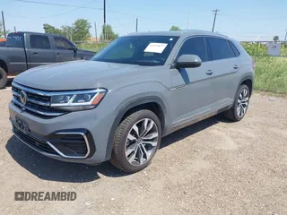 2023 Volkswagen Atlas SEL Premium R-Line z VIN 1V2FE2CA1PC218595, wystawiony jako IAAI lot #42223877 z przebiegiem 48 477 mil mil oraz . Historia ofert i sprzedaży dostępna na DreamBid. Obrazek 2.