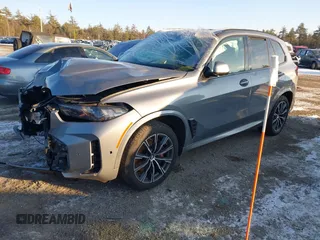 2024 BMW X5 xDrive40i z VIN 5UX23EU06R9T45953, wystawiony jako IAAI lot #41338362 z przebiegiem 33 943 mil mil oraz . Historia ofert i sprzedaży dostępna na DreamBid. Obrazek 2.
