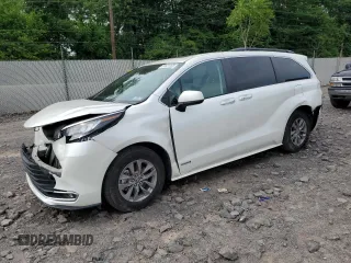 2021 Toyota Sienna XLE with VIN 5TDJRKECXMS033261, listed as a Copart auction lot 61531105 with 79,820 mi miles and Salvage title. Bid and sale history available at DreamBid. Image 1.