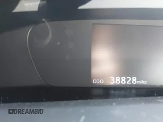 2021 Toyota Prius L Eco z VIN JTDKAMFU5M3137298, wystawiony jako IAAI lot #42270937 z przebiegiem 38 828 mil mil oraz . Historia ofert i sprzedaży dostępna na DreamBid. Obrazek 14.