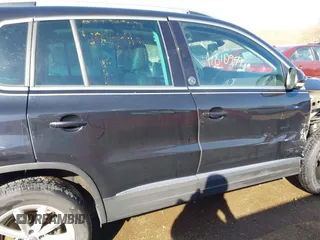 2017 Volkswagen Tiguan Wolfsburg Edition z VIN WVGSV7AXXHK007144, wystawiony jako IAAI lot #41810979 z przebiegiem 125 363 mil mil oraz . Historia ofert i sprzedaży dostępna na DreamBid. Obrazek 14.