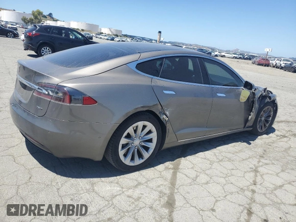 2016 Tesla Model S 90D z VIN 5YJSA1E20GF153799, wystawiony jako Copart lot #56104665 z przebiegiem 115 674 mil mil oraz Szkoda całkowita • Salvage title. Historia ofert i sprzedaży dostępna na DreamBid. Obrazek 3.