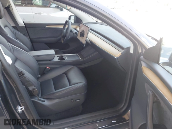 2024 Tesla Model Y Long Range z VIN 7SAYGDEE7RA229591, wystawiony jako IAAI lot #42194044 z przebiegiem 22 866 mil mil oraz . Historia ofert i sprzedaży dostępna na DreamBid. Obrazek 5.
