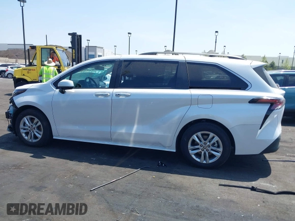 2024 Toyota Sienna XLE z VIN 5TDJSKFC9RS111099, wystawiony jako IAAI lot #42061708 z przebiegiem 15 741 mil mil oraz . Historia ofert i sprzedaży dostępna na DreamBid. Obrazek 15.