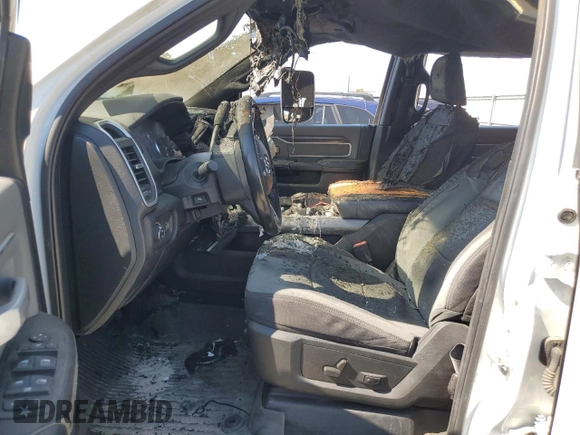 2022 Ram 2500 Big Horn z VIN 3C6UR5JL0NG271552, wystawiony jako Copart lot #61086084 z przebiegiem Nie podano mil oraz Szkoda całkowita • Salvage title. Historia ofert i sprzedaży dostępna na DreamBid. Obrazek 7.