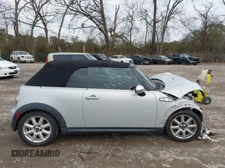 2011 MINI Convertible S с VIN WMWZP3C55BTX82922, выставлен на аукционе IAAI как лот 41408777 с пробегом 82 764 миль миль и . История ставок и продаж доступна на DreamBid. Изображение 13.