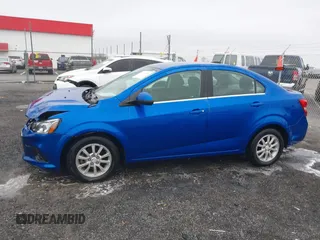 2018 Chevrolet Sonic LT z VIN 1G1JD5SHXJ4120089, wystawiony jako IAAI lot #41447426 z przebiegiem 42 931 mil mil oraz . Historia ofert i sprzedaży dostępna na DreamBid. Obrazek 14.
