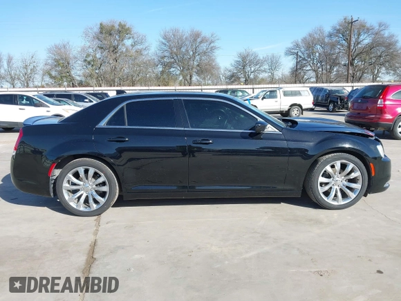 2016 Chrysler 300 Anniversary Edition z VIN 2C3CCAAG5GH313920, wystawiony jako IAAI lot #41712003 z przebiegiem 132 127 mil mil oraz . Historia ofert i sprzedaży dostępna na DreamBid. Obrazek 13.