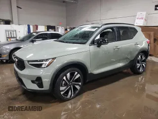 2023 Volvo XC40 Ultimate Dark Theme z VIN YV4L12UX9P2068547, wystawiony jako Copart lot #47006075 z przebiegiem 27 126 mil mil oraz Szkody całkowita. Historia ofert i sprzedaży dostępna na DreamBid. Obrazek 1.