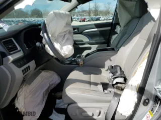 2017 Toyota Highlander XLE with VIN 5TDJZRFH2HS484001, listed as a Copart auction lot 49494205 with 0 mi miles and Non Repairable. Bid and sale history available at carsss.com. Image 7.